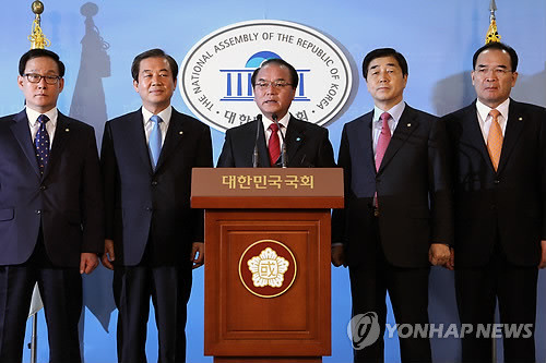 ▲ 정갑윤 국회 예결위원장(가운데)과 예결위 소속 한나라당 의원들이 30일 오후 국회 정론관에서 기자회견을 하고 있다. ⓒ 연합뉴스