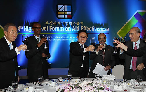 ▲ 부산 세계개발원조총회에 참석한 이명박 대통령이 30일 부산 벡스코에서 열린 참석자 초청 오찬에서 건배하고 있다. 왼쪽부터 반기문 유엔사무총장, 폴 카가메 르완다 대통령, 이 대통령, 멜라스 제나위 에티오피아 총리, 앙헬 구리아 OECD 사무총장. ⓒ연합뉴스