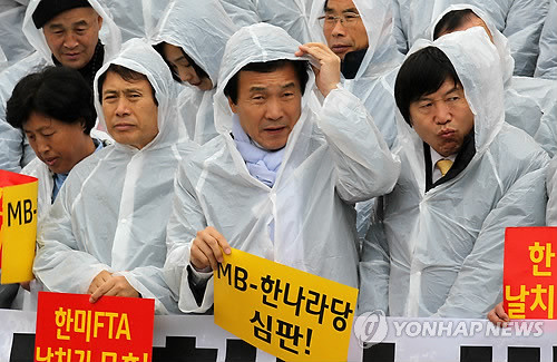 ▲ 한-미 FTA 무효화를 주장하고 있는 민주당 손학규 대표가 30일 오후 국회 본관 앞 계단에서 열린 기자회견에 참석하고 있다. ⓒ연합뉴스