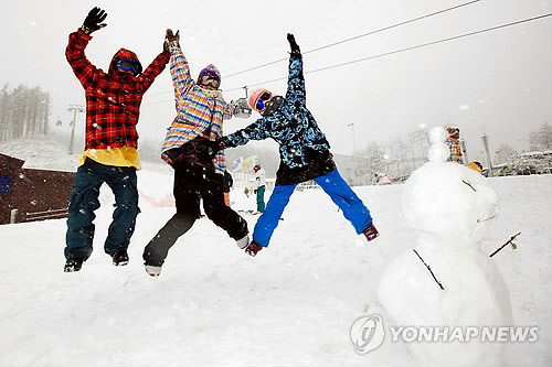 ▲ '눈사람 어때요'(정선=연합뉴스) 30일 강원 정선군 하이원리조트 스키장을 찾은 스키어들이 함박눈이 내리자 눈사람을 만들고 있다ⓒ