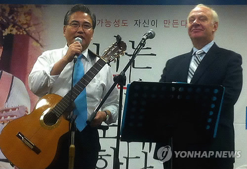 ▲ 한나라당 박진 의원이 30일 서울시 종로구 세종로 세종문화회관 세종홀에서 열린 출판기념회에서 콘스탄틴 브누코프 주한 러시아 대사를 소개하고 있다. ⓒ