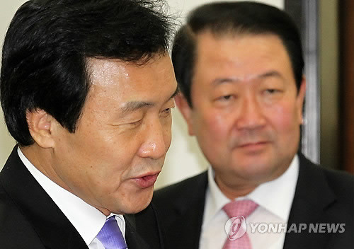 ▲ 민주당이 야권 통합방식을 둘러싼 당내 갈등을 극적으로 봉합했지만 구체적 방법론에서는 여전히 이견을 보이고 있는 가운데 30일 오전 국회 당대표실에서 열린 최고위원회의에서 손학규 대표와 박주선 최고위원이 회의장에 입장하고 있다. ⓒ 연합뉴스