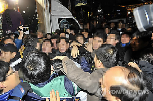 ▲ 정당연설회라는 미영 아래 불법 가두시위를 하다 급기야 정복을 입은 경찰서장까지 폭행하는 일이 벌어졌다.ⓒ