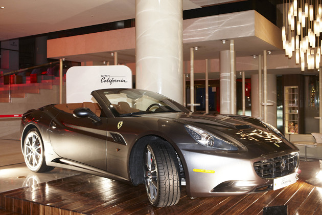 ▲ 행사장에 전시된 페라리 캘리포니아. 페라리 최초의 하드탑 컨버터블이다. GT카 성격이 짙다.