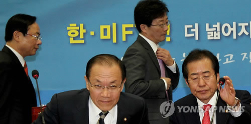 ▲ 한나라당 홍준표 대표 등 지도부가 1일 국회에서 비공개로 열린 최고위원회의에 입장하고 있다. ⓒ연합뉴스