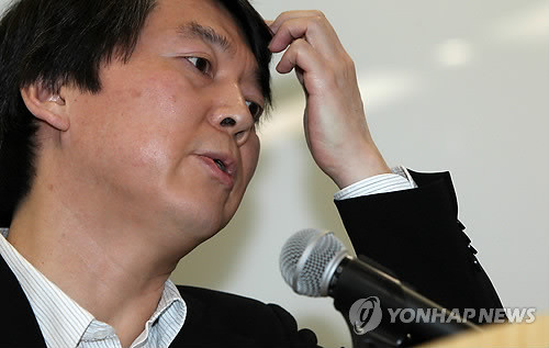 ▲ 1일 오전 경기도 성남시 분당구 삼평동 안철수연구소에서 열린 사회 공헌 활동 발표 자리에 참석한 안철수 서울대 융합과학기술대학원장이 