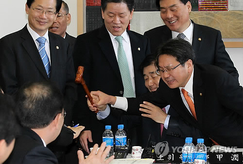 ▲ 지난달 22일 한나라당의 한미 자유무역협정(FTA) 강행처리로 중단된지 9일만에 예산심사가 재개된 1일 오전 국회 계수조정소위 회의실을 방문한 민주당 강기정 의원(오른쪽, 예결위 간사)이 정회를 선언하는 한나라당 장윤석 간사의 방망이를 붙잡으며 산회 선언을 종용하고 있다. ⓒ 연합뉴스