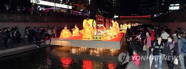 ▲ ▲지난달 4일 밤 서울 청계천 일대에서 열린 등불축제에 많은 인파가 몰려 있다.