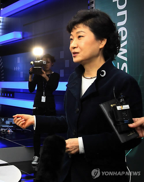 ▲ 박근혜 전 대표가 1일 개국한 '뉴스Y' 보도국을 방문해 인터뷰를 하고 있다. ⓒ 연합뉴스
