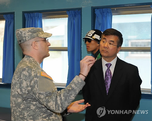 ▲ (판문점 사진공동취재단=연합뉴스) 상무장관 시절 방한한 게리 로크 현 주중 미국대사가  지난 4월29일 판문점 군사정전위 회담장에서 관계자의 설명을 듣고 있다. ⓒ