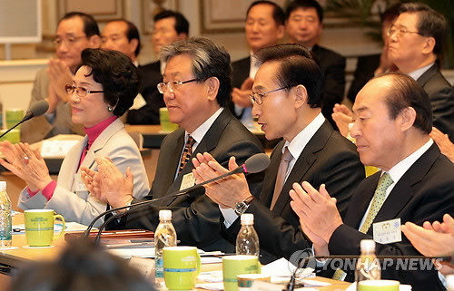 ▲ 이명박 대통령이 2일 청와대 영빈관에서 열린 제4차 사회통합위원회 정기회의에서 소통관련 영상물을 보고 박수치고 있다. 왼쪽부터 김영신 홍보분과위원장, 김성국 지역분과위원장, 이 대통령, 송석구 사통위원장.ⓒ연합뉴스