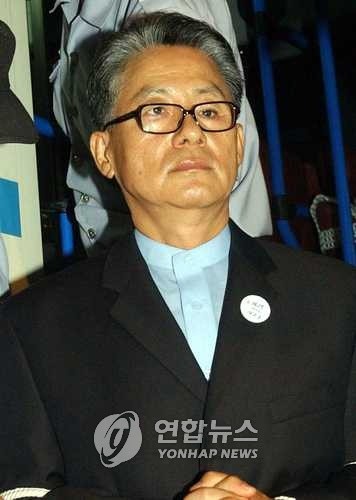 ▲ 2002년 9월 국정감사에서 '4억달러 대북지원' 의혹으로 불거진 대북송금 사건은 특검을 통해 박지원.임동원.이기호씨 등 `국민의 정부' 핵심 인사는 물론 이근영.박상배.정몽헌.김윤규씨 등 거물급 인사들이 줄줄이 사법처리 되는 초대형 수사로 관심을 모았다. 사진은 박지원 전 문화관광부 장관이 2003년 8월18일 `대북송금 의혹사건' 4차 공판을 받기 위해 서울지법에 출두하는 모습.ⓒ