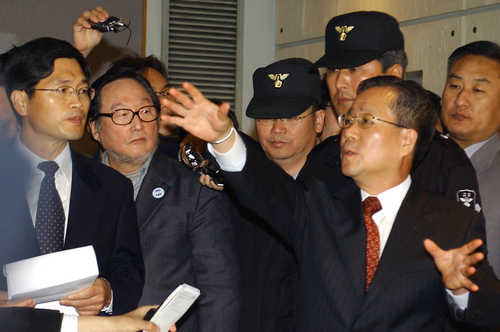 ▲ 현대비자금 사건과 관련, 2003년 10월 28일 오후 신라호텔 커피숍에서 열린 현장검증에서 권노갑씨 전 민주당 고문과 이익치 전 현대증권 회장(오른쪽)이 서로 엇갈린 진술을 하고 있다.ⓒ