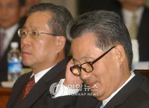 ▲ 2003년 10월6일 오후 대검찰청 국정감사에 현대비자금 사건 관련증인으로 출석한 박지원 전문화부장관과 이익치 전현대증권회장이 의원질의를 듣고 있다.ⓒ