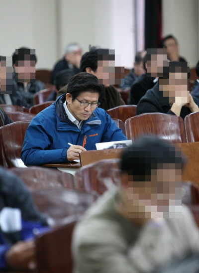 ▲ 김문수 경기도지사가 2일 서울 송파구 서울시교통회관에서 서울택시운전자격시험을 치르고 있다. 김 지사의 이날 시험점수는 68점. 합격선인 60점을 넘었다. ⓒ 뉴데일리