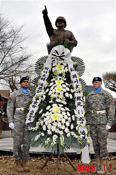 ▲ 서울 용산 미군기지내에 세워진 워커장군 동상앞에서 추모하는 미군병사들.ⓒ연합뉴스