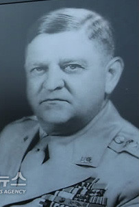 ▲ 서울 용산 미군기지내에 세워진 워커장군 동상앞에서 추모하는 미군병사들.ⓒ연합뉴스