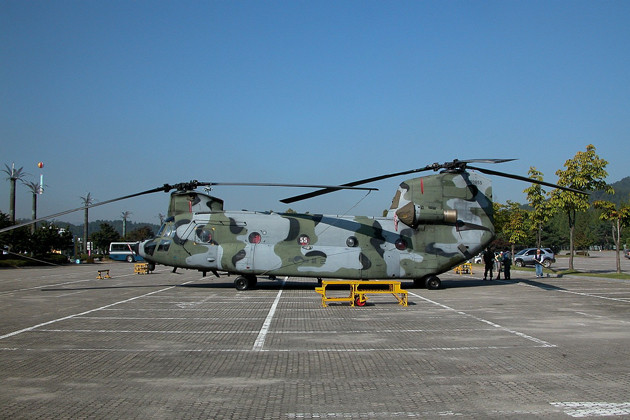 ▲ 우리 군이 보유한 CH-47D 헬리콥터. 성능이 매우 뛰어나 세계 각국이 운용 중이다. 우리 군은 1988년부터 이듬해까지 24대를 도입했다. 이때 에이전트가 김영완 씨였다.