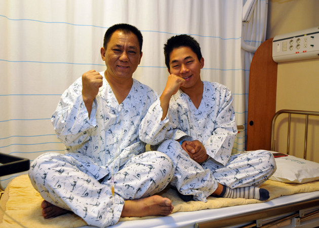 ▲ 아버지를 살리기 위해 꿈을 포기하고 자신의 간 절반이상을 제공한 라태건 일병(오른쪽)과 그의 아버지 라춘기(왼쪽). 수술 성공 후 현대아산병원에서 회복 중이다.