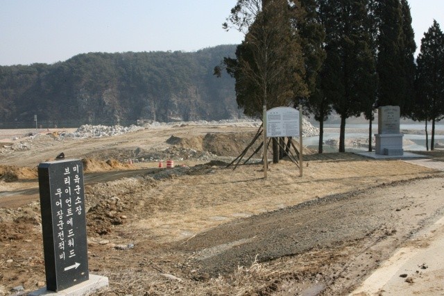 ▲ 한강 강천보 공사 시작 직후 왼쪽 남한강가에 있던 무어 장군 추모비.  ⓒ 이오봉 기자