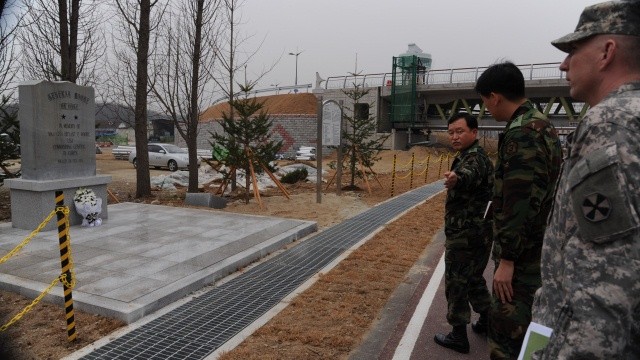 ▲ 강천보 공사가 끝나고 제자리에 돌아 온 무어 장군 추모비. 美 8군 공병 장교와 한미연합사 장교들이 찾아와 돌아보고 있다.  ⓒ 이오봉 기자