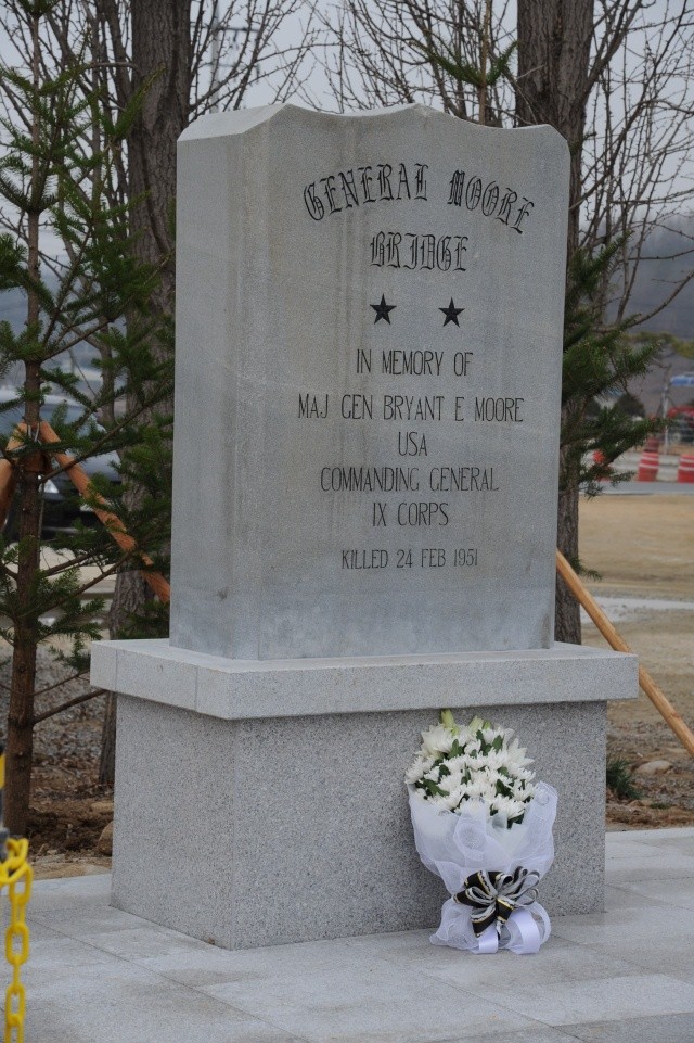 ▲ 무어 소장 추모비. 강천보의 물소리와 함께 무어 장군을 추모하는 발길은 끊이질 않을 것이다.   ⓒ 이오봉 기자