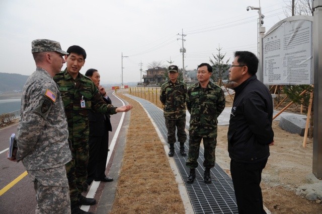 ▲ 무어 소장 추모비. 강천보의 물소리와 함께 무어 장군을 추모하는 발길은 끊이질 않을 것이다.   ⓒ 이오봉 기자