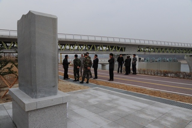 ▲ 한국수자원공사 강천보건설단의 윤석영 차장이 한국군과 미군 관계자들과 함께 향후 무어 장군 추모비 보존 문제를 논의하고 있다.  ⓒ 이오봉 기자