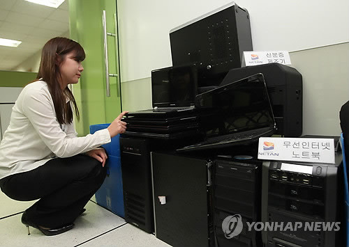 ▲ 지난 2일 서울 서대문구 미근동 경찰청 사이버테러대응센터에 10.26 선거 당일 중앙선거관리위원회 홈페이지를 분산서비스공격(DDos)하는 데 사용된 노트북PC 등 압수물이 전시돼 있다. ⓒ연합뉴스