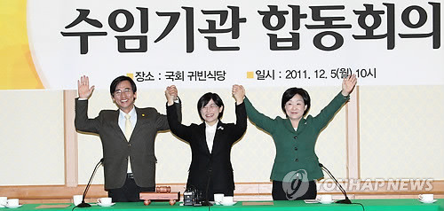 ▲ 국민참여당 유시민 대표(왼쪽부터)와 민노당 이정희 대표, 통합연대 심상정 공동대표가 5일 국회 귀빈식당에서 열린 수임기관 합동회의에서 손을 잡고 있다. ⓒ 연합뉴스