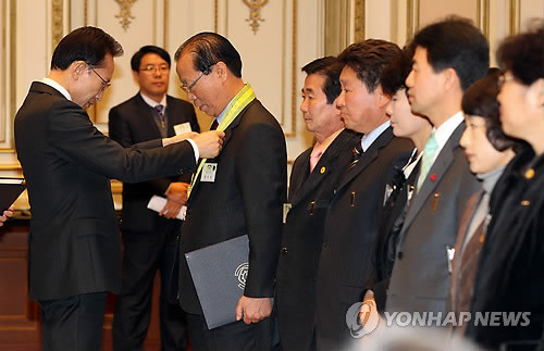 ▲ 이명박 대통령이 5일 청와대 영빈관에서 열린 자원봉사자 초청 오찬에서 황의옥 씨 등 우수 자원봉사자들에게 훈장을 수여하고 있다.ⓒ연합뉴스