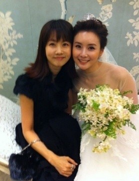 ▲ 신부대기실에서 박소현과 기념사진을 찍고 있는 최정윤.