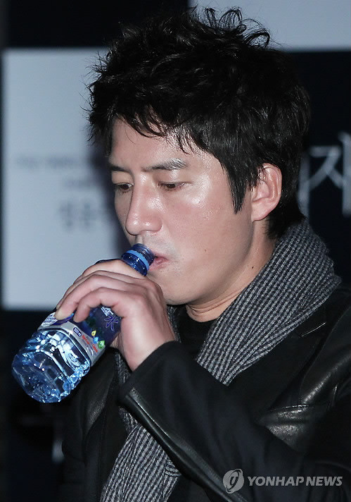 ▲ 신부대기실에서 박소현과 기념사진을 찍고 있는 최정윤.