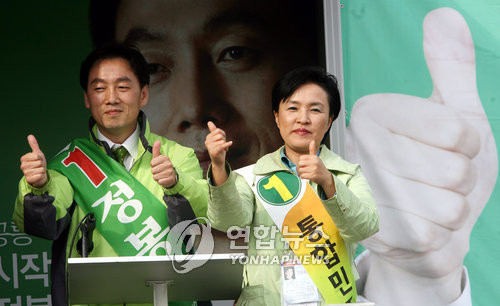 ▲ 제18대 국회의원 선거에 출마한 민주당 정봉주 후보와 강금실 선대위원장 ⓒ연합뉴스