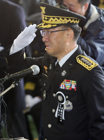 ▲ 5일 오전 경기도 평택 송탄소방서에서 지난 2일 화재 진압 도중 순직한 송탄소방서 119구조대 이재만 소방위와 한상윤 소방장의 영결식에서 임정호 송탄소방서장이 조사를 읽은 후 눈물을 흘리며 마지막 경례를 하고 있다. ⓒ 뉴데일리