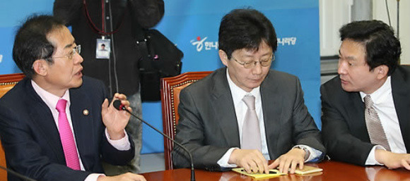 ▲ 한나라당 홍준표 대표가 5일 오전 국회에서 열린 한나라당 최고위원회의에서 마이크를 막고 원희룡 최고위원과 이야기를 나누고 있다. 이날 회의는 비공개로 진행됐다. ⓒ 연합뉴스