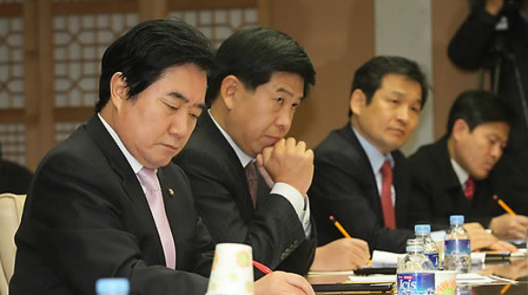 ▲ 5일 오전 서울 서대문 경찰청을 방문한 민주당 의원들이 조현오 경찰청장으로부터 중앙선관위 홈페이지 디도스 공격 사건의 수사진행상황을 보고받고 있다. ⓒ 연합뉴스