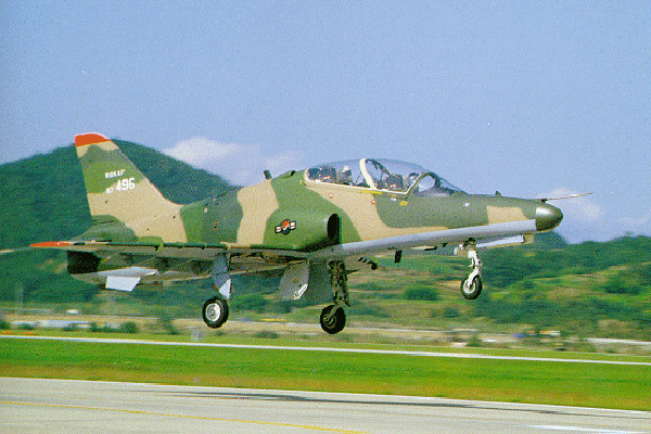 ▲ 5일 오후 추락한 공군 고급훈련기 T-59(일명 '호크')의 모습.[사진: 공군 홈페이지]