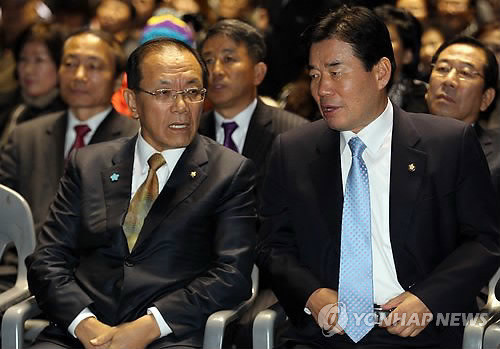 ▲ 지난달 30일 서울 장충체육관에서 열린 '서민과 직능소상공인을 위한 유권자 결의대회'에서 한나라당 황우여 원내대표와 민주당 김진표 원내대표가 나란히 앉아 얘기를 나누고 있다. ⓒ연합뉴스