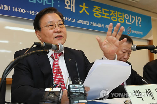 ▲ 일 오후 서울 중구 정동 프란치스코 교육회관에서 열린 '시대의 요구에 답하다 : 왜 大 중도정당인가?' 토론회에서 박세일(왼쪽) 한반도선진화재단 이사장이 주제발표를 하고 있다. ⓒ 연합뉴스