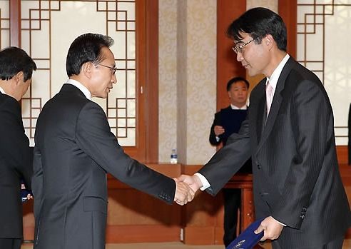 ▲ 이명박 대통령이 5일 청와대에서 열린 제2기 국가정보화전략위원 위촉식에서 고려대 전기전자전파공학과 교수인 박정호 위원장에게 위촉장을 수여하고 있다. ⓒ연합뉴스