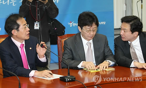 ▲ 한나라당 홍준표 대표가 5일 국회에서 열린 한나라당 최고위원회의에서 마이크를 막고 원희룡 최고위원과 이야기를 나누고 있다. ⓒ연합뉴스