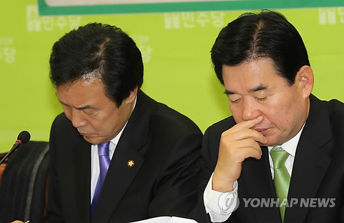 ▲ 민주당 손학규 대표가 7일 오전 국회 당대표실에서 열린 최고위원회의에서 김진표 원내대표와 함께 자료를 검토하고 있다. ⓒ 연합뉴스