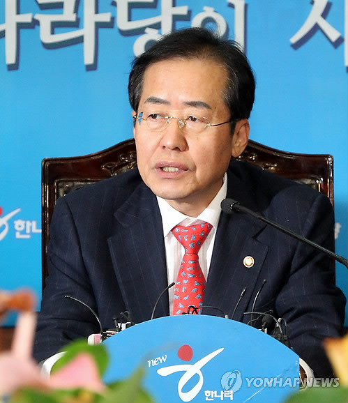 ▲ 한나라당 홍준표 대표가 7일 오전 한나라당 최고위원 3명의 동반사퇴 표명 후 당사에서 자신의 거취를 표명하는 기자회견을 갖고 취재진의 질문에 답하고 있다. ⓒ 연합뉴스