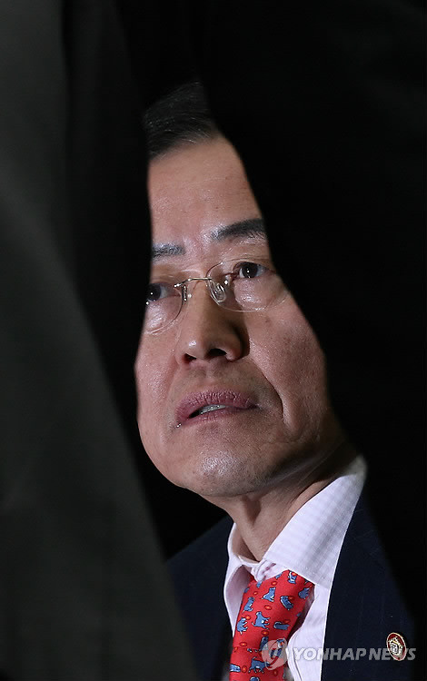 ▲ 당 쇄신안 논란 과정에서 또 다시 `정면돌파' 승부수를 던진 한나라당 홍준표 대표가 7일 오후 국회 본관 246호에서 열린 정책의원총회에서 황영철 의원(왼쪽), 이명규 원내수석부대표와 이야기하고 있다. ⓒ 연합뉴스