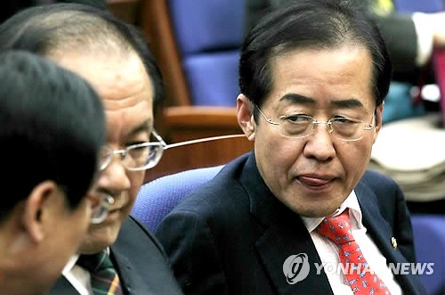 ▲ 당 쇄신안 논란 과정에서 또 다시 `정면돌파' 승부수를 던진 한나라당 홍준표 대표가 7일 오후 국회 본관 246호에서 열린 정책의원총회에서 황우여 원내대표, 이주영 정책위의장과 대화를 나누고 있다. ⓒ연합뉴스