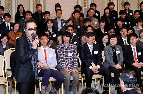 ▲ 부활의 리더 김태원씨가 7일 청와대에서 과학영재들을 대상으로 강연을 하고 있다.ⓒ연합뉴스