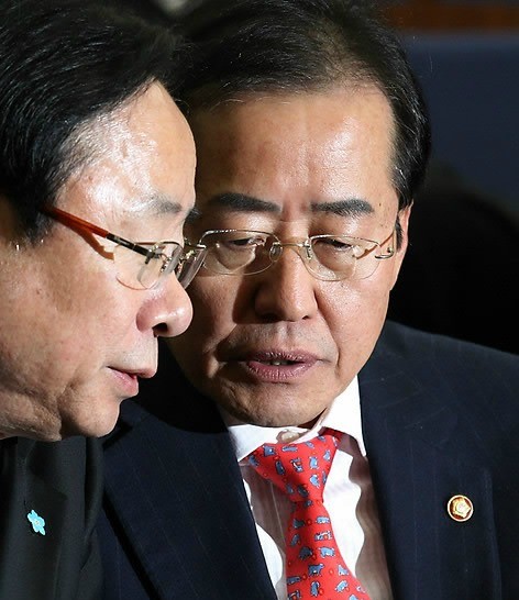 ▲ 당 쇄신안 논란 과정에서 또 다시 '정면돌파' 승부수를 던진 한나라당 홍준표 대표가 7일 오후 국회 본관 246호에서 열린 정책의원총회에서 이주영 정책위의장과 이야기하고 있다. ⓒ연합뉴스