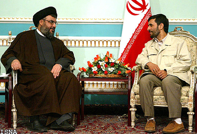 ▲ 2005년 8월 1일 헤즈볼라 지도자 하산 나스랄라와 아흐마디네자드 이란 대통령이 회담을 갖고 있다. 헤즈볼라는 이란 정보국의 조종을 받는 것으로 알려져 있다.[사진출처:이란 관영통신 IRNA]
