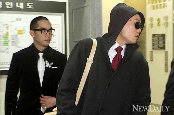 ▲ 지난 7일 법정을 빠져나오고 있는 크라운제이와 대니얼 신.  ⓒ 양호상 기자